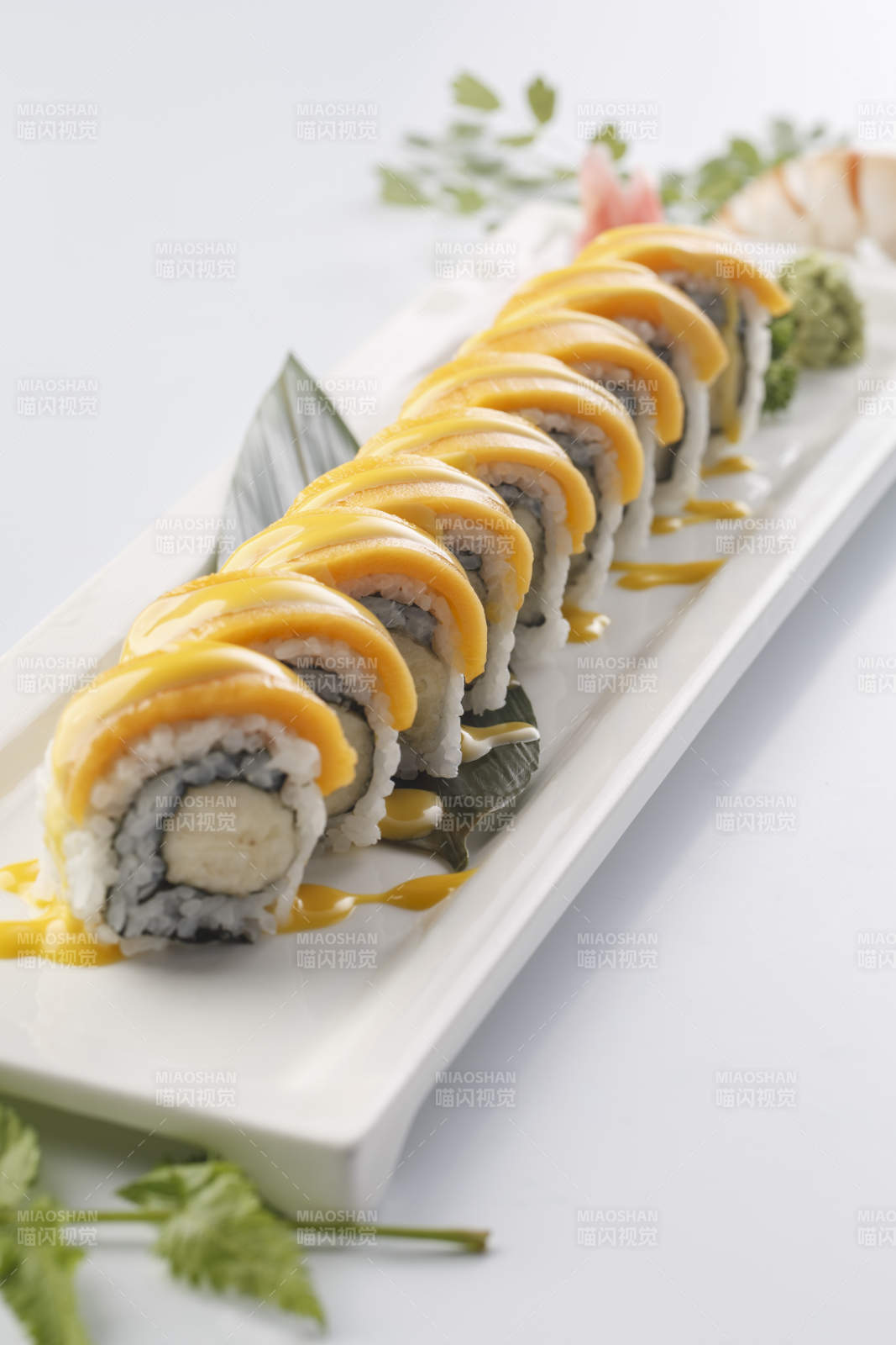 精美餐具裝的芒果香蕉手卷壽司
