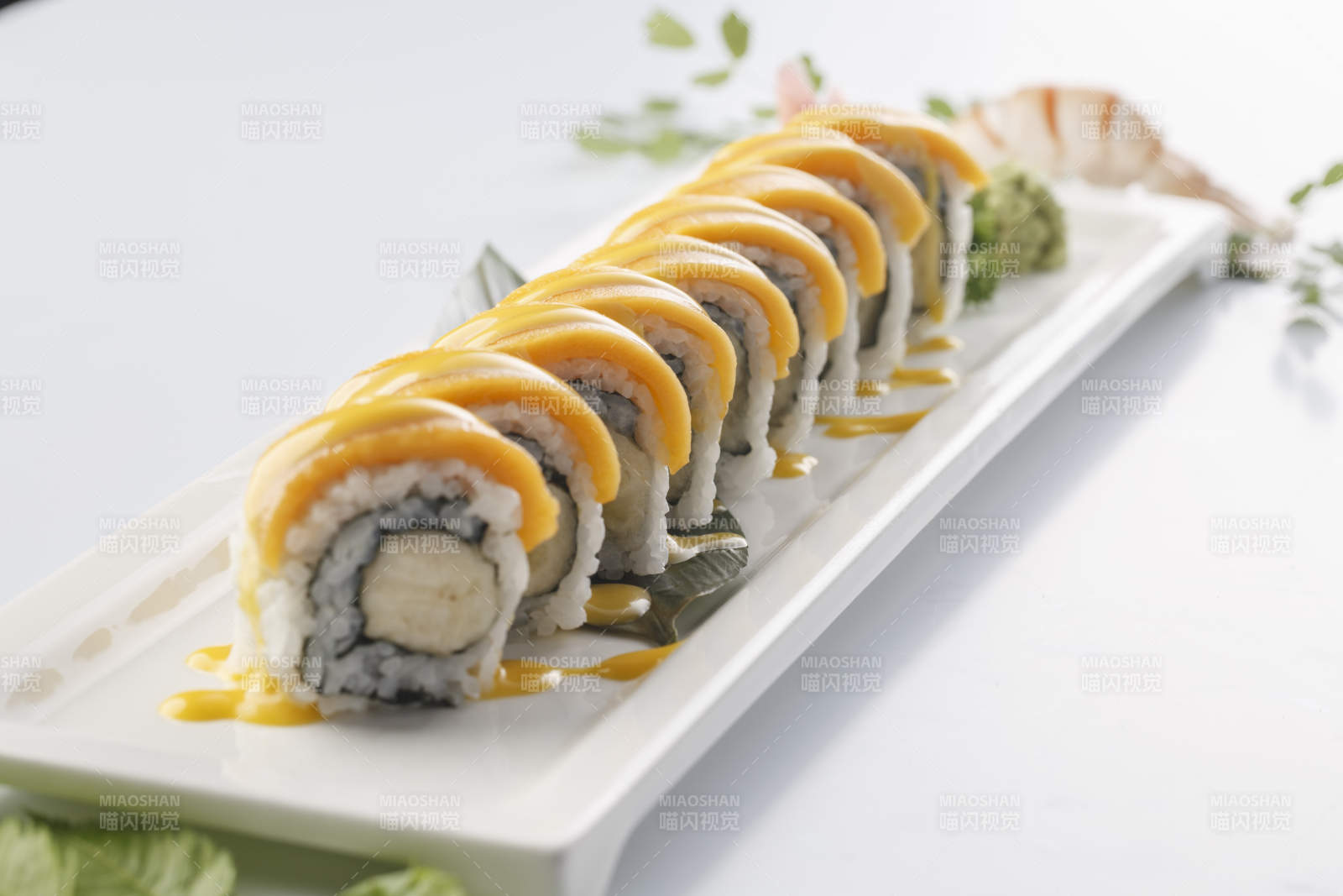 精美餐具裝的芒果香蕉手卷壽司
