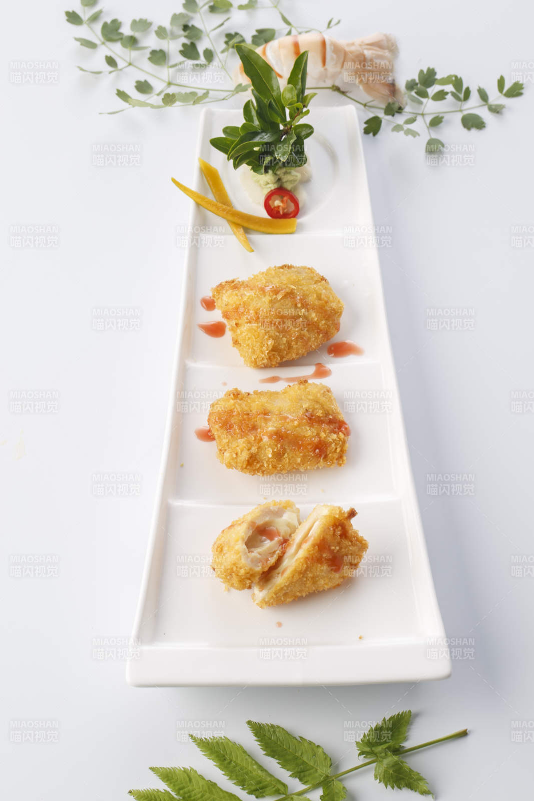 精美餐具装的黄金爆浆炸鸡排