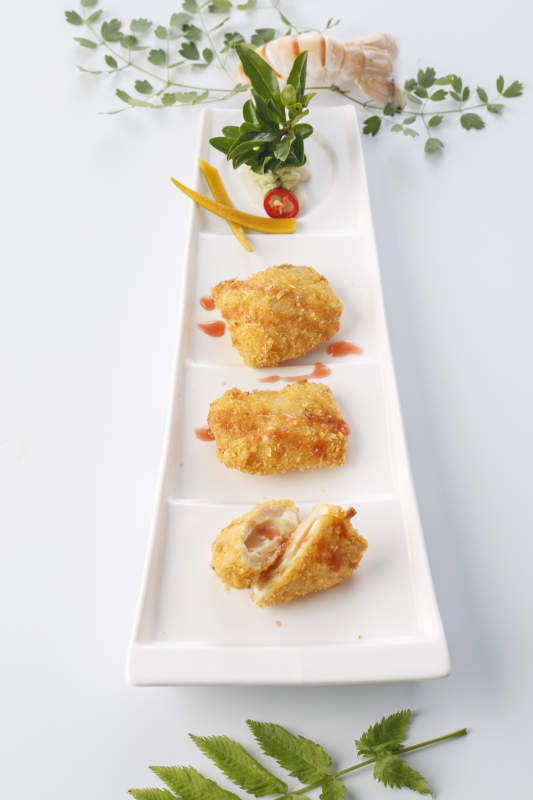 精美餐具装的黄金爆浆炸鸡排