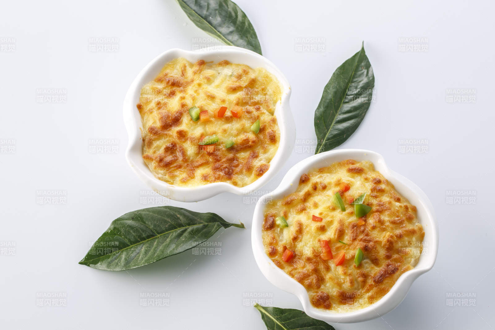 精美餐具装的牛肉芝士焗饭