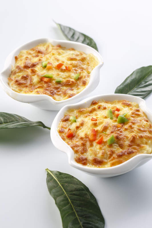 精美餐具裝的牛肉芝士焗飯