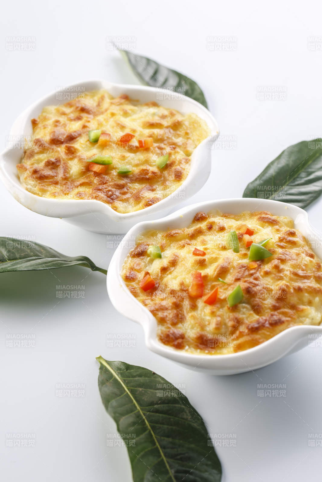 精美餐具装的牛肉芝士焗饭