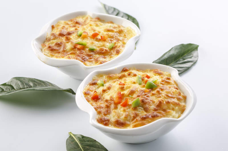 精美餐具裝的牛肉芝士焗飯