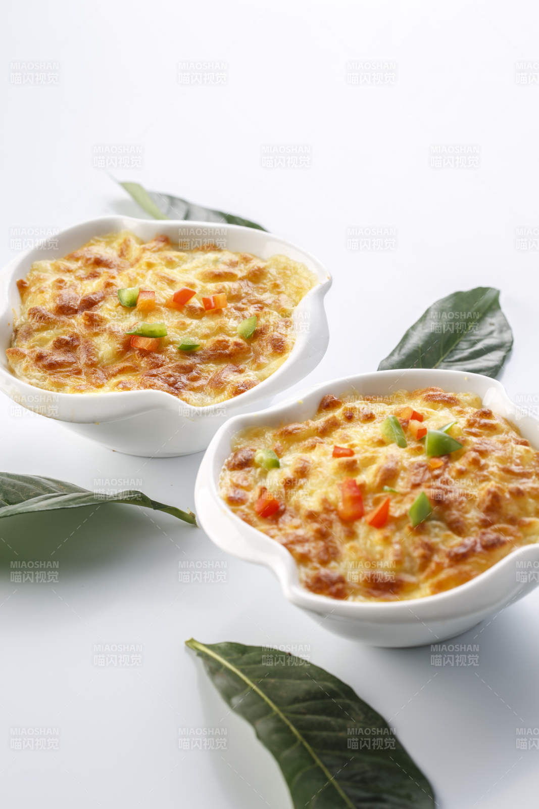 精美餐具装的牛肉芝士焗饭