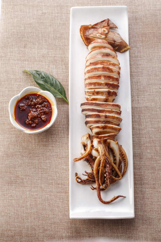 精美餐具裝的日式鐵板魷魚燒