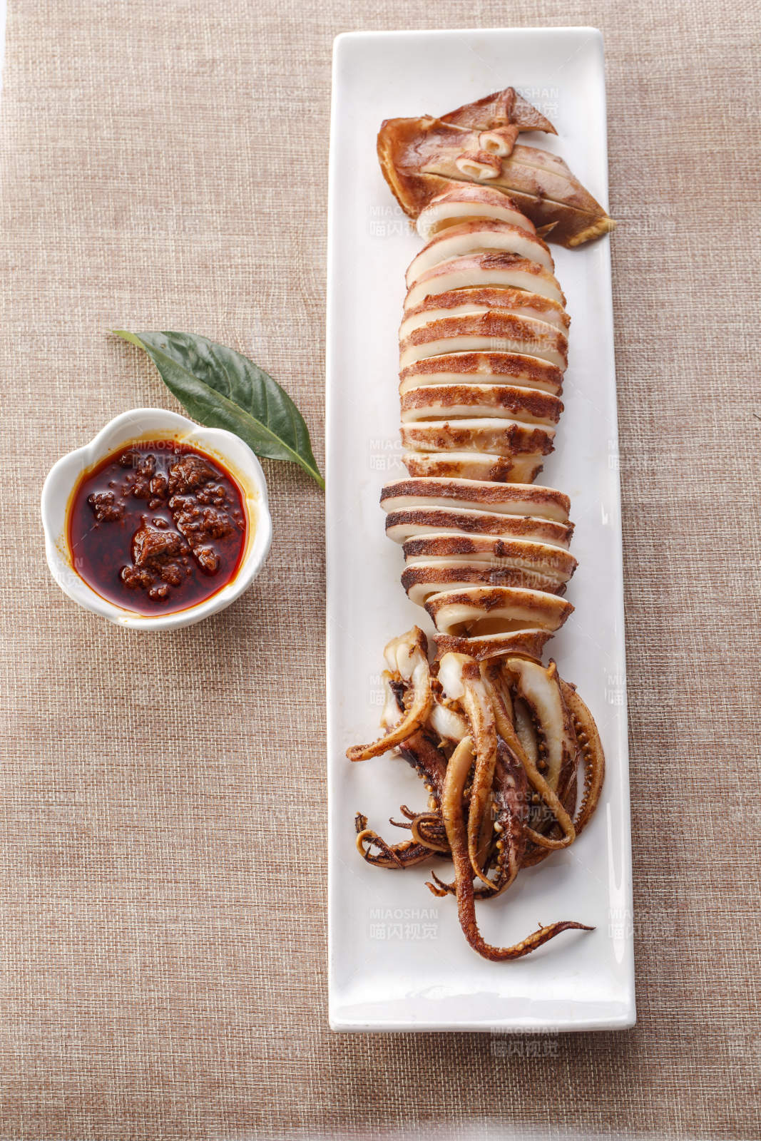 精美餐具裝的日式鐵板魷魚燒