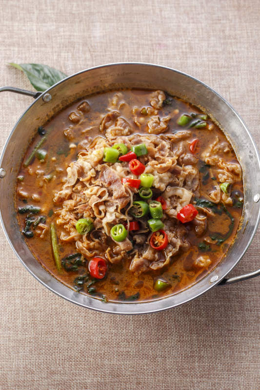 精美餐具裝的鍋仔酸湯羊肉