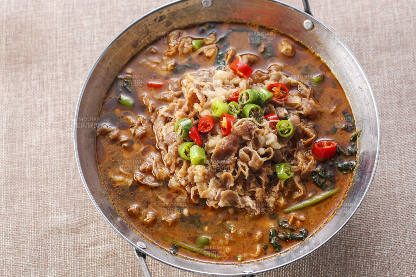 精美餐具裝的鍋仔酸湯羊肉