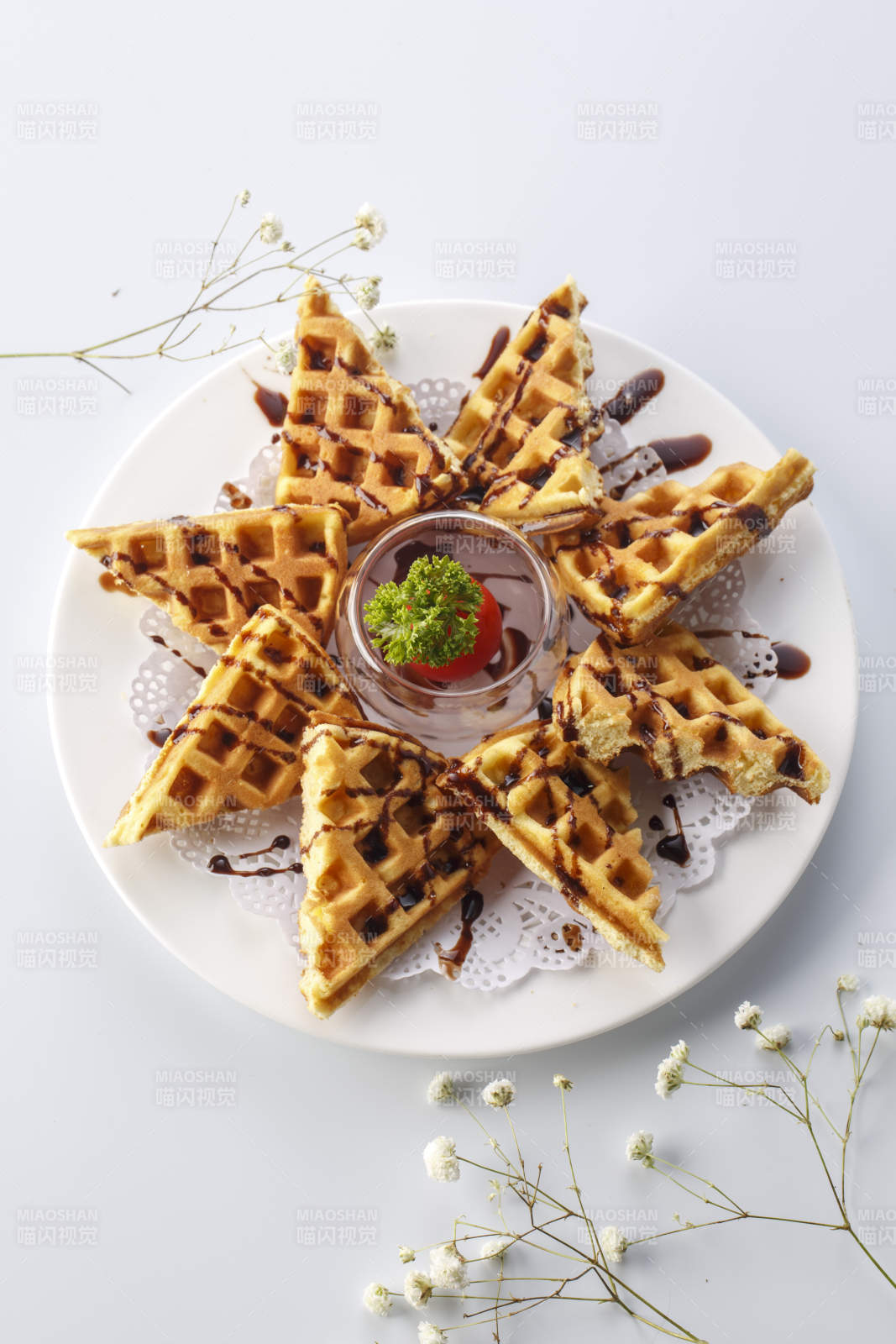 精美餐具裝的藍莓醬烤松餅