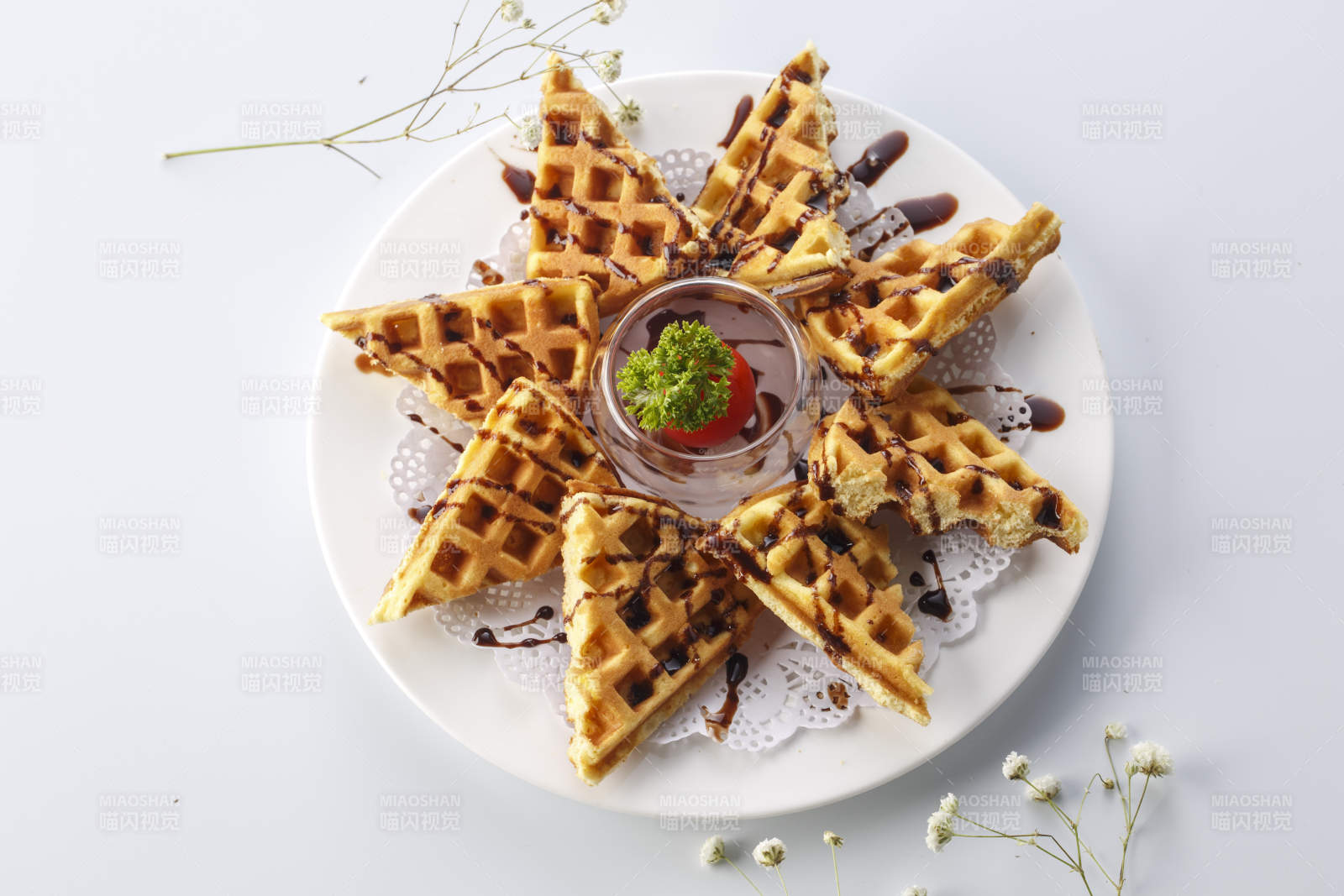 精美餐具裝的藍莓醬烤松餅