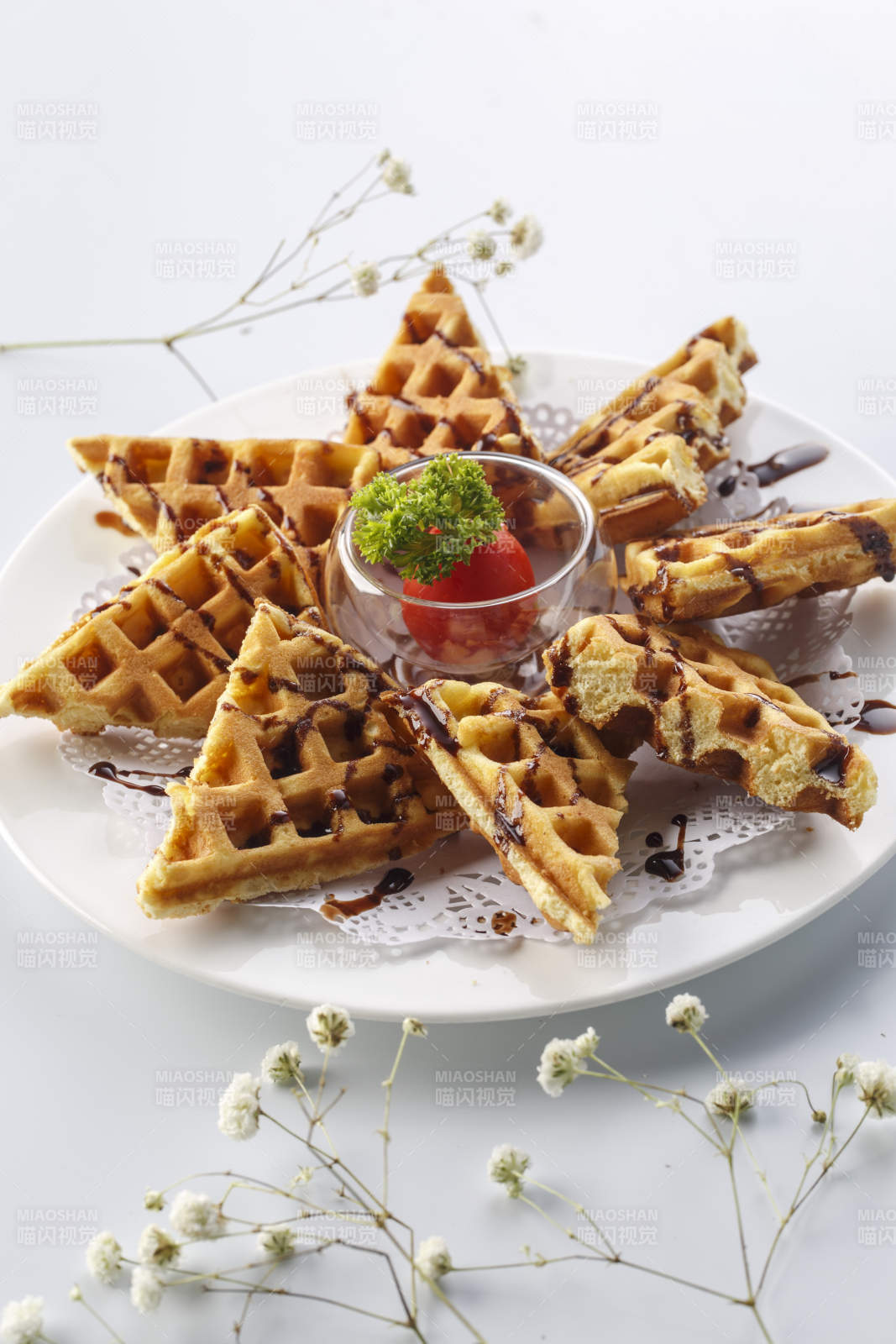 精美餐具裝的藍莓醬烤松餅