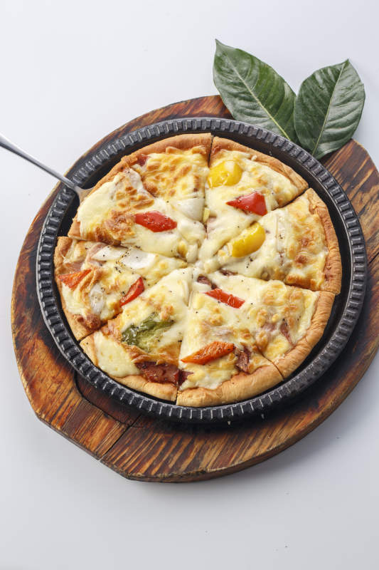 精美餐具装的手工现烤西式披萨