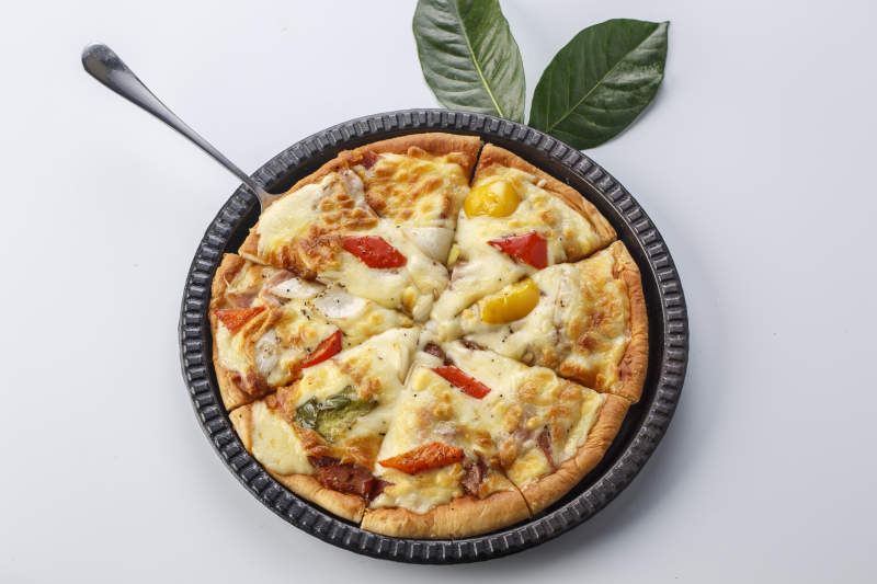 精美餐具装的手工现烤西式披萨