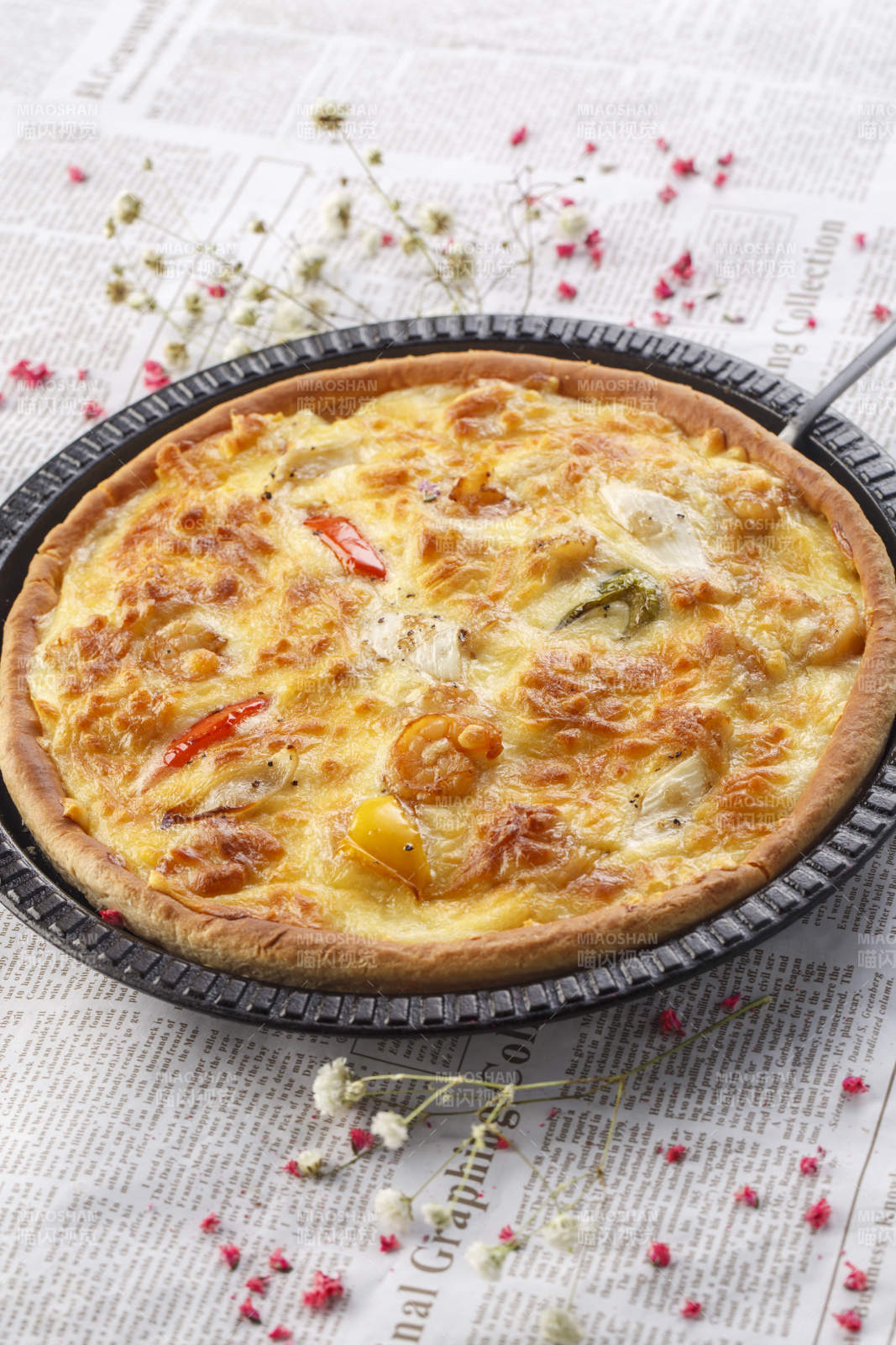 精美餐具装的手工现烤西式披萨