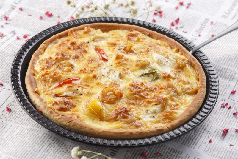 精美餐具装的手工现烤西式披萨