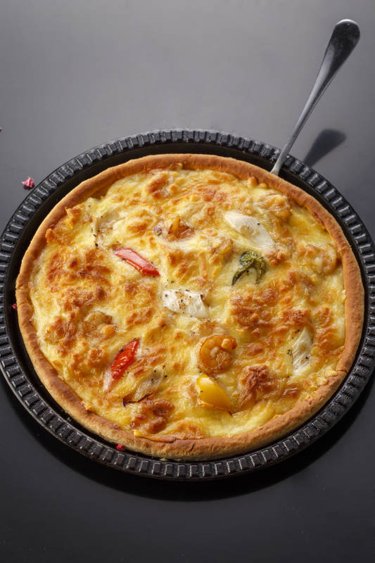 精美餐具装的手工现烤西式披萨