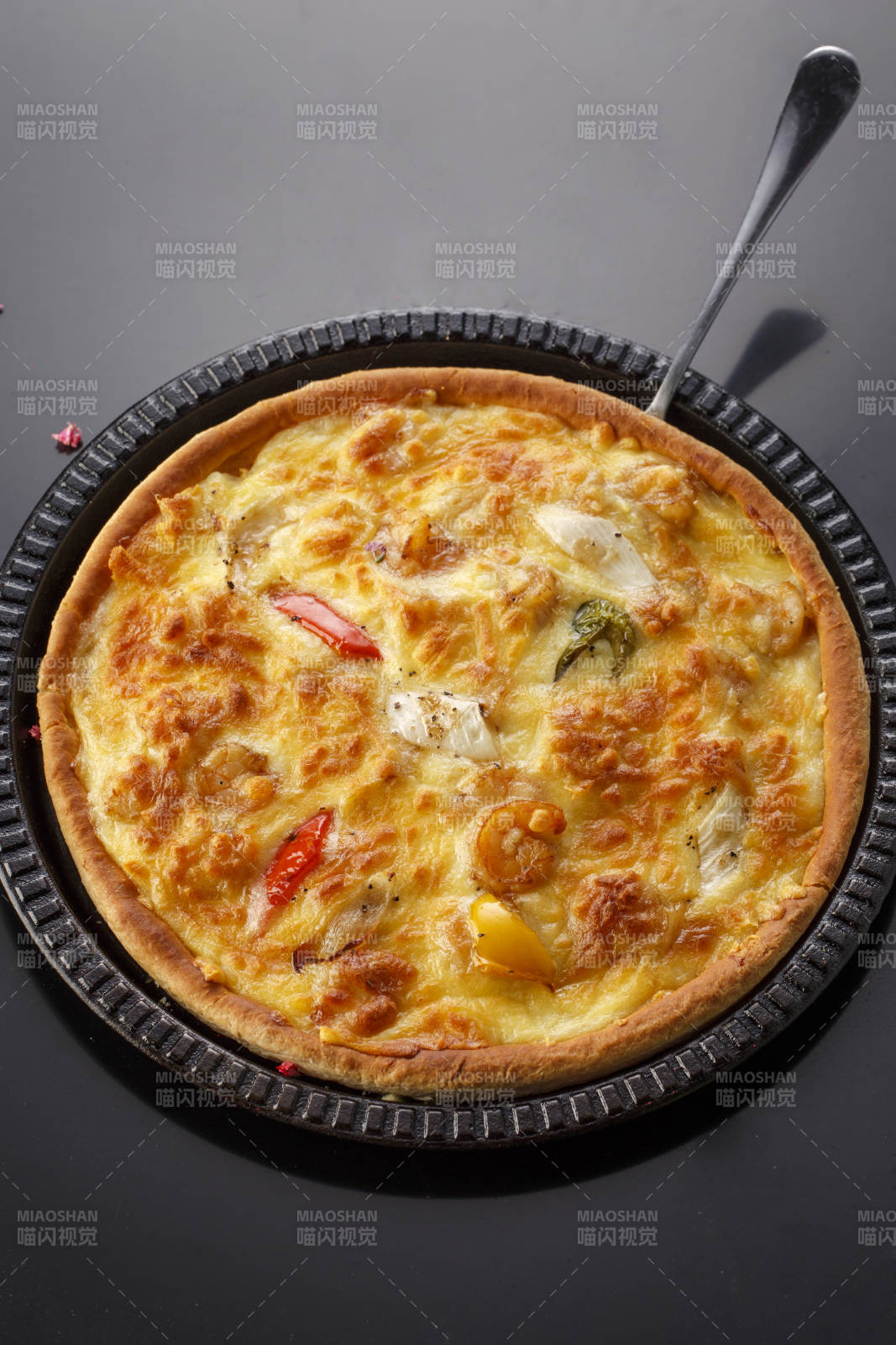 精美餐具装的手工现烤西式披萨