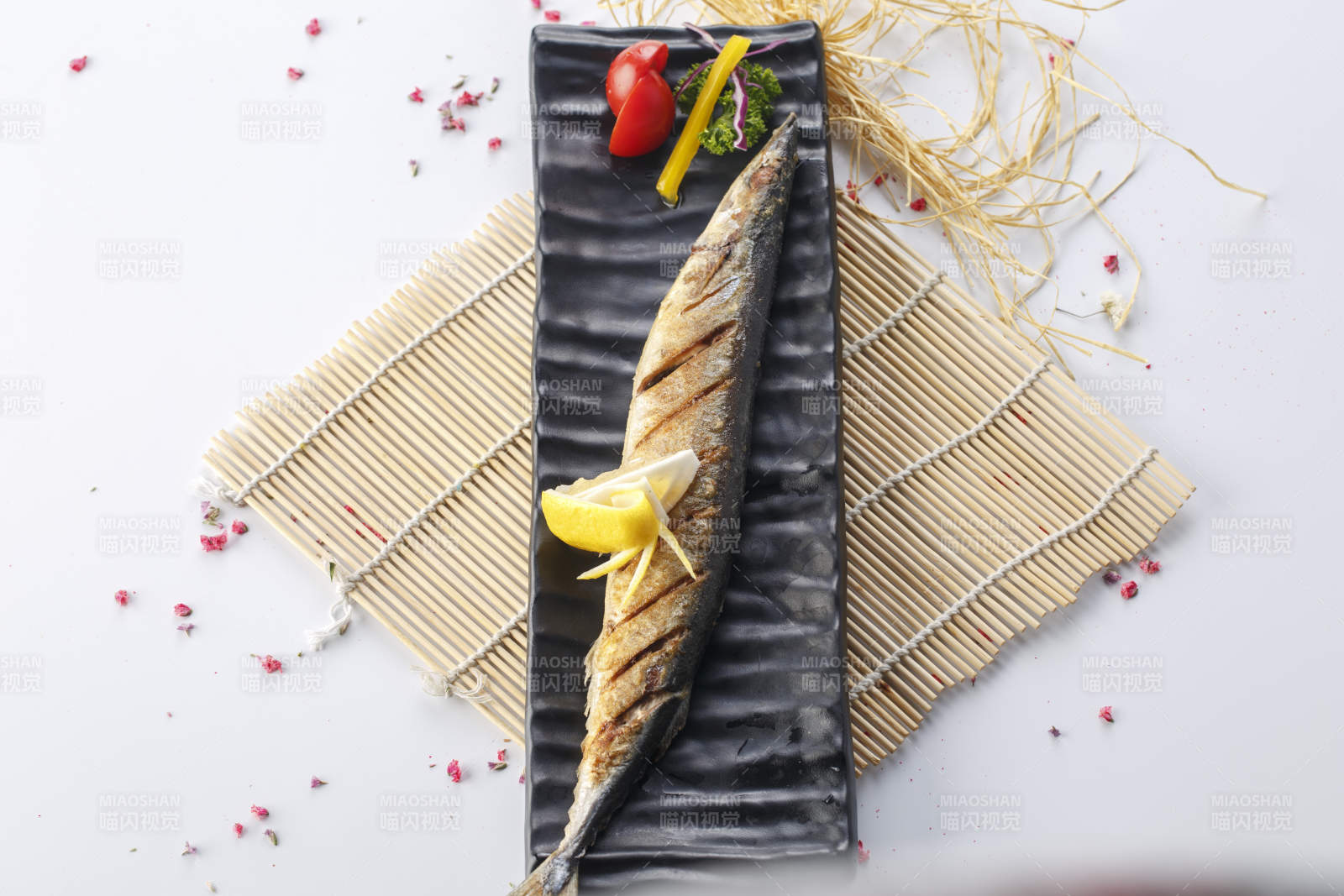 精美餐具装的日式铁板椒盐秋刀鱼