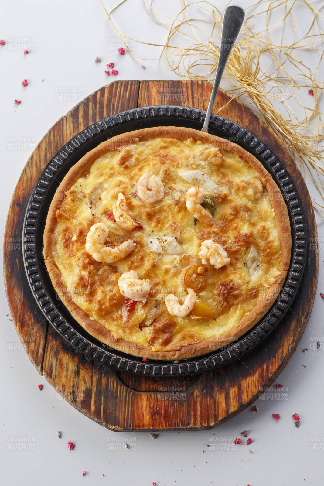 精美餐具装的手工现烤西式披萨