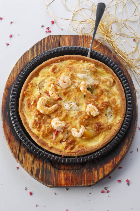 精美餐具装的手工现烤西式披萨