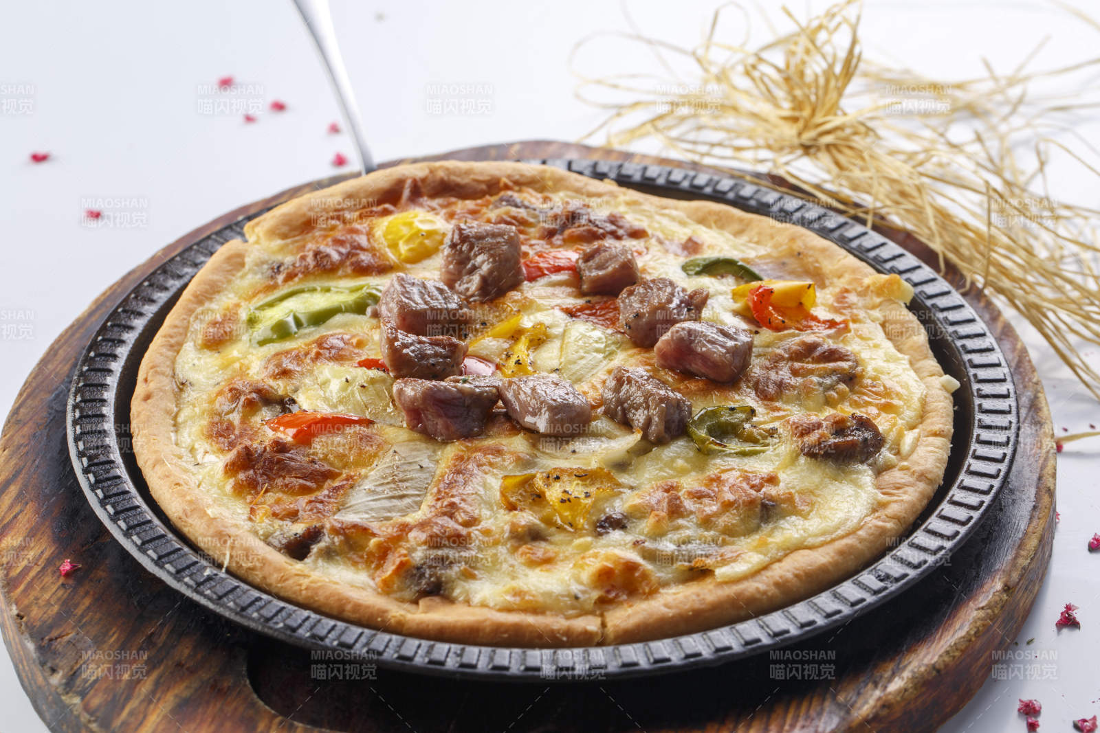 精美餐具装的手工现烤西式披萨