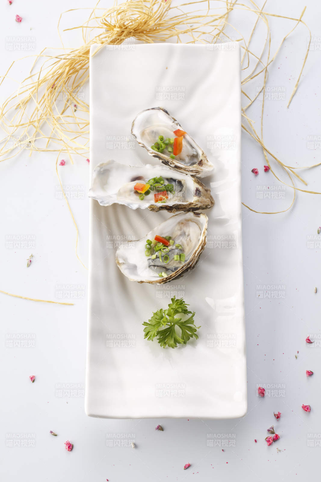 精美餐具裝的鐵板香煎帶殼生蠔