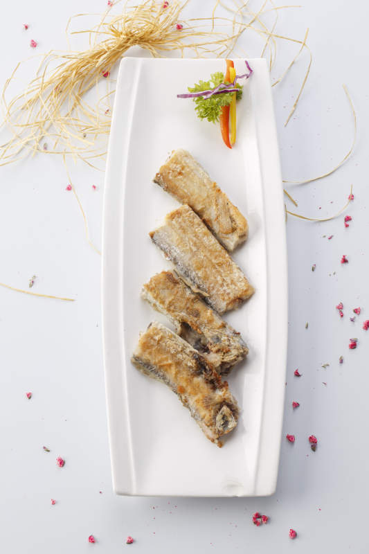 精美餐具装的法式铁板椒盐带鱼段