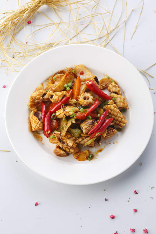 精美餐具装的法式铁板辣炒鱿鱼片