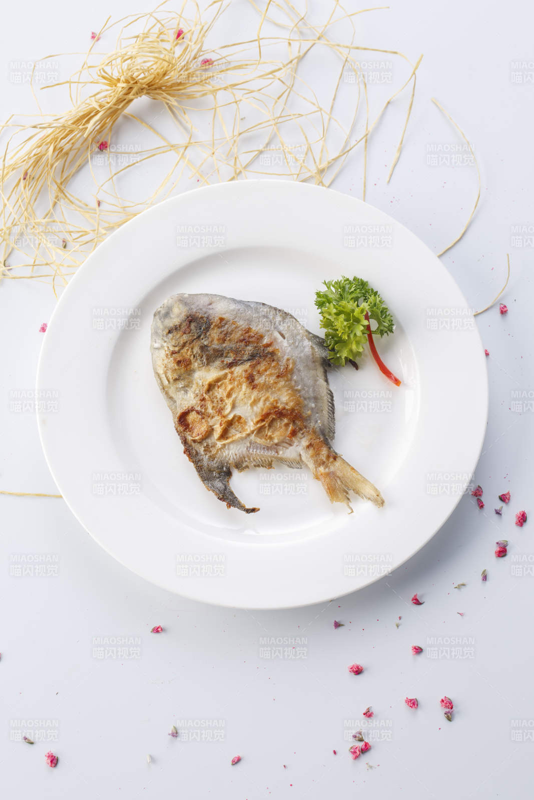 白色瓷盘装的法式铁板银鲳鱼