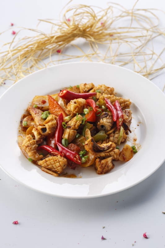 精美餐具装的法式铁板辣炒鱿鱼片