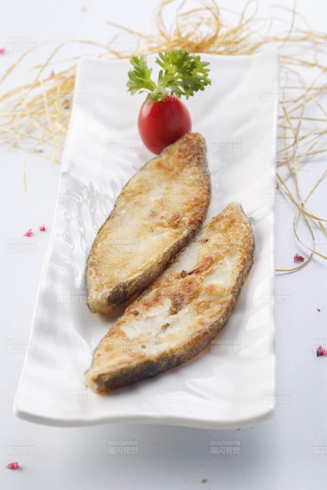 精美餐具装的法式香煎扁鳕鱼片