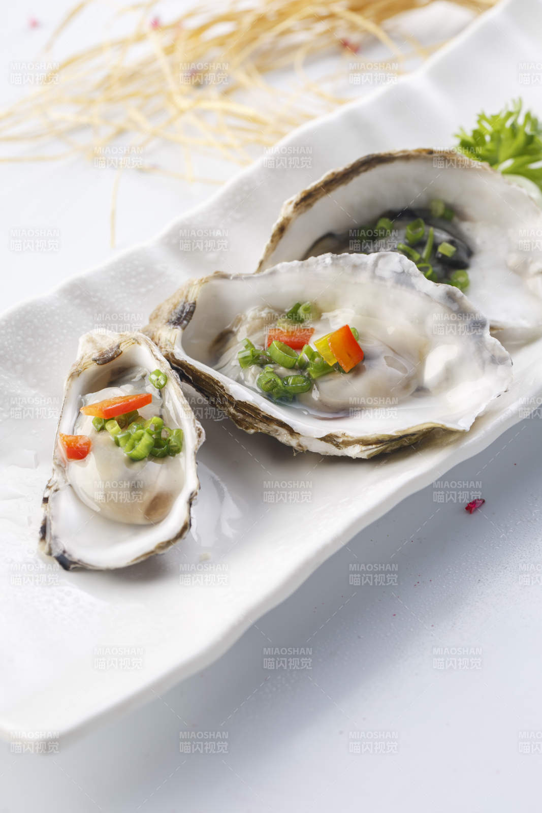 精美餐具裝的鐵板香煎帶殼生蠔