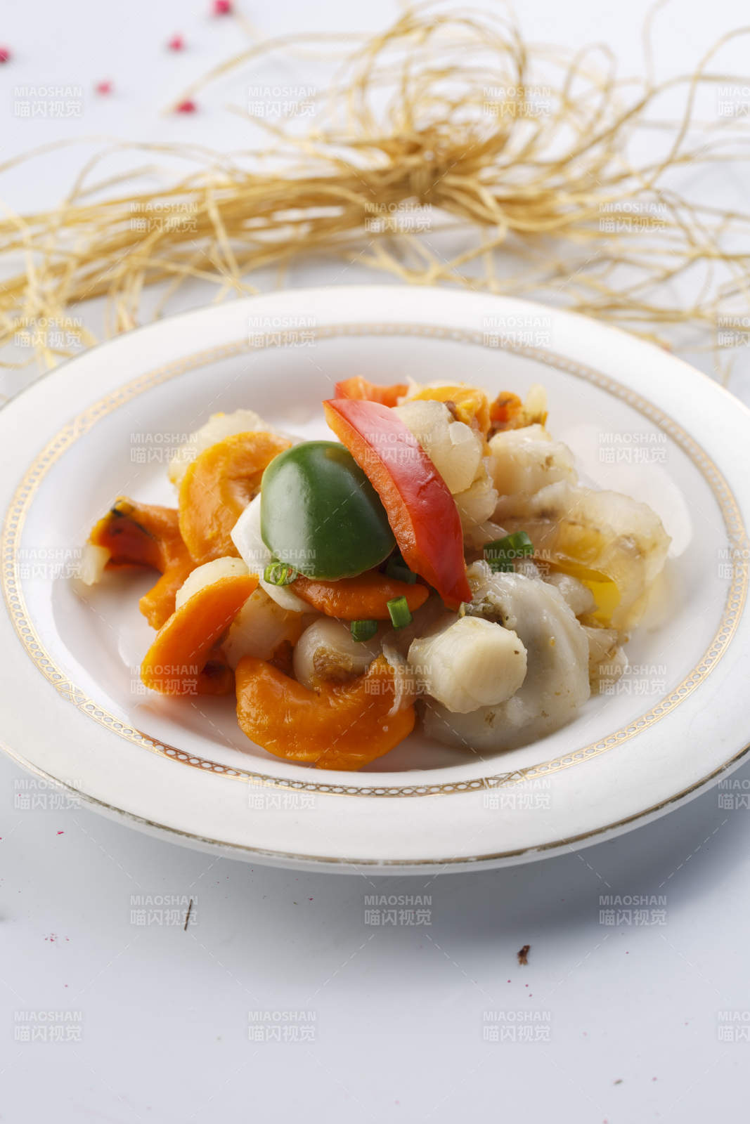 精美餐具装的法式铁板彩椒香辣扇贝肉