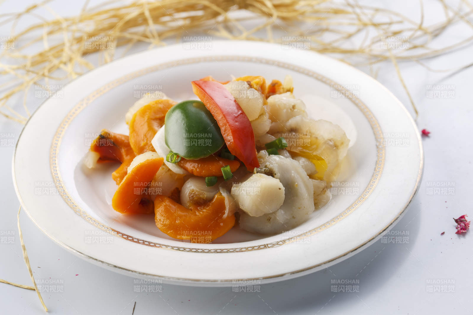 精美餐具装的法式铁板彩椒香辣扇贝肉