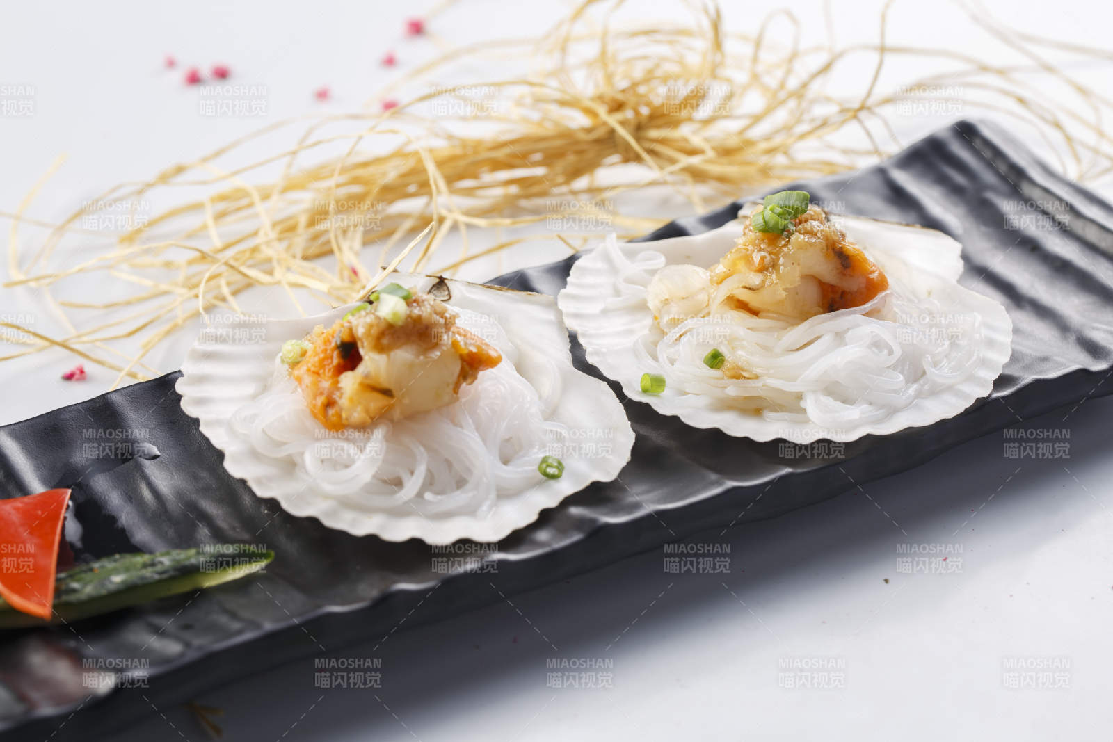 精美餐具装的铁板蒜蓉粉丝扇贝