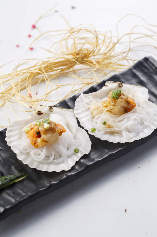 精美餐具装的铁板蒜蓉粉丝扇贝