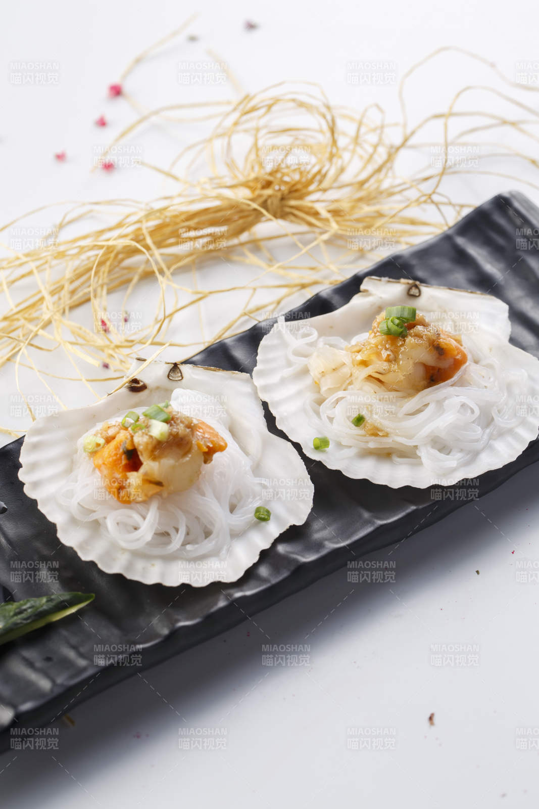 精美餐具装的铁板蒜蓉粉丝扇贝