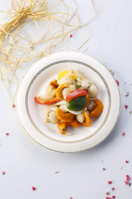 精美餐具装的法式铁板彩椒香辣扇贝肉