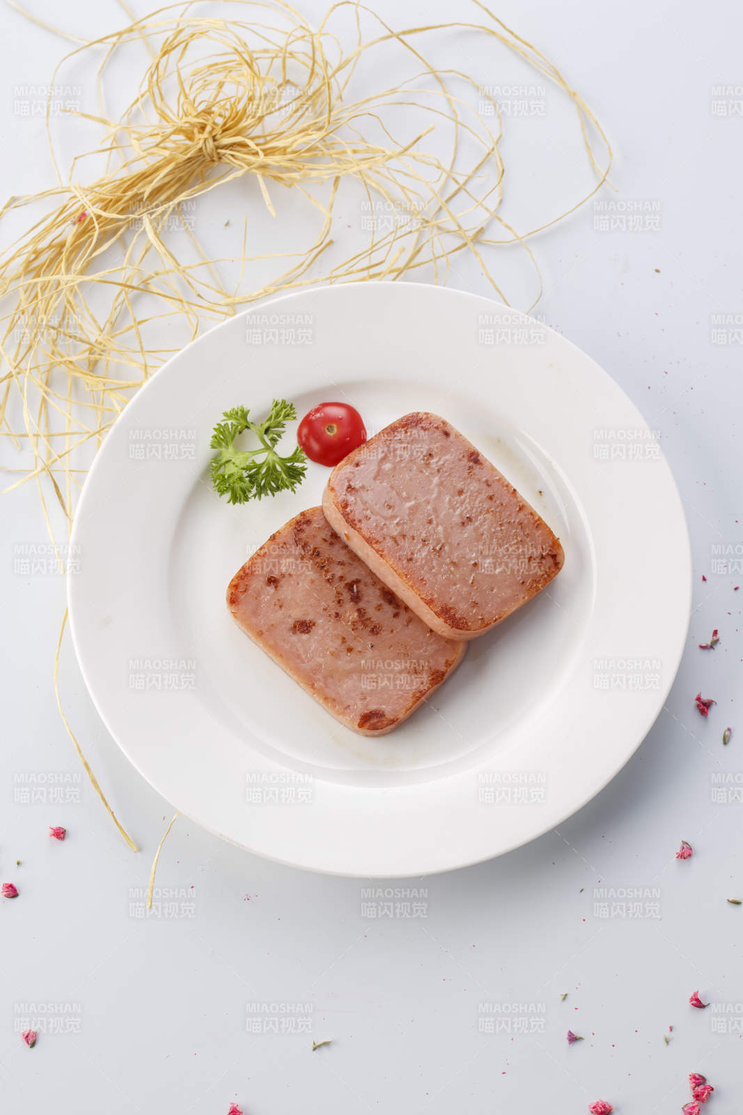 精美餐具装的铁板香煎椒盐午餐肉-摄影图