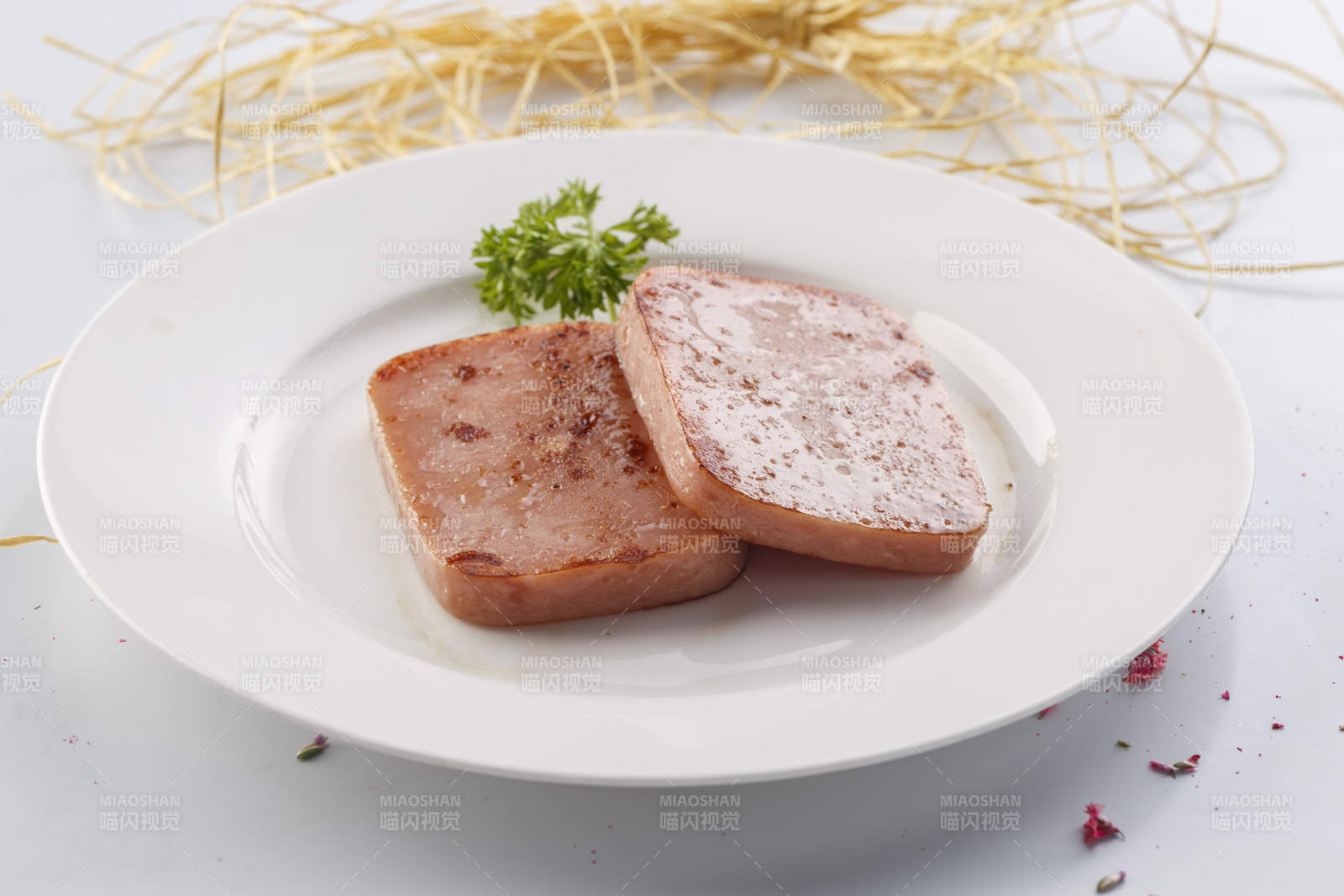 精美餐具装的铁板香煎椒盐午餐肉-摄影图