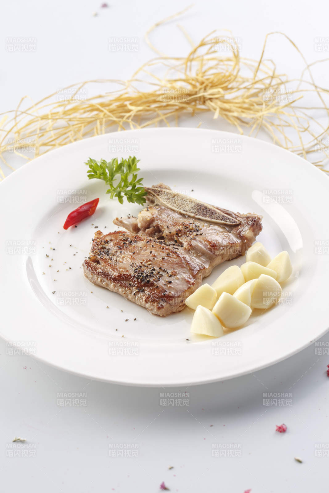 精美餐具装的法式铁板蒜香椒盐牛小排