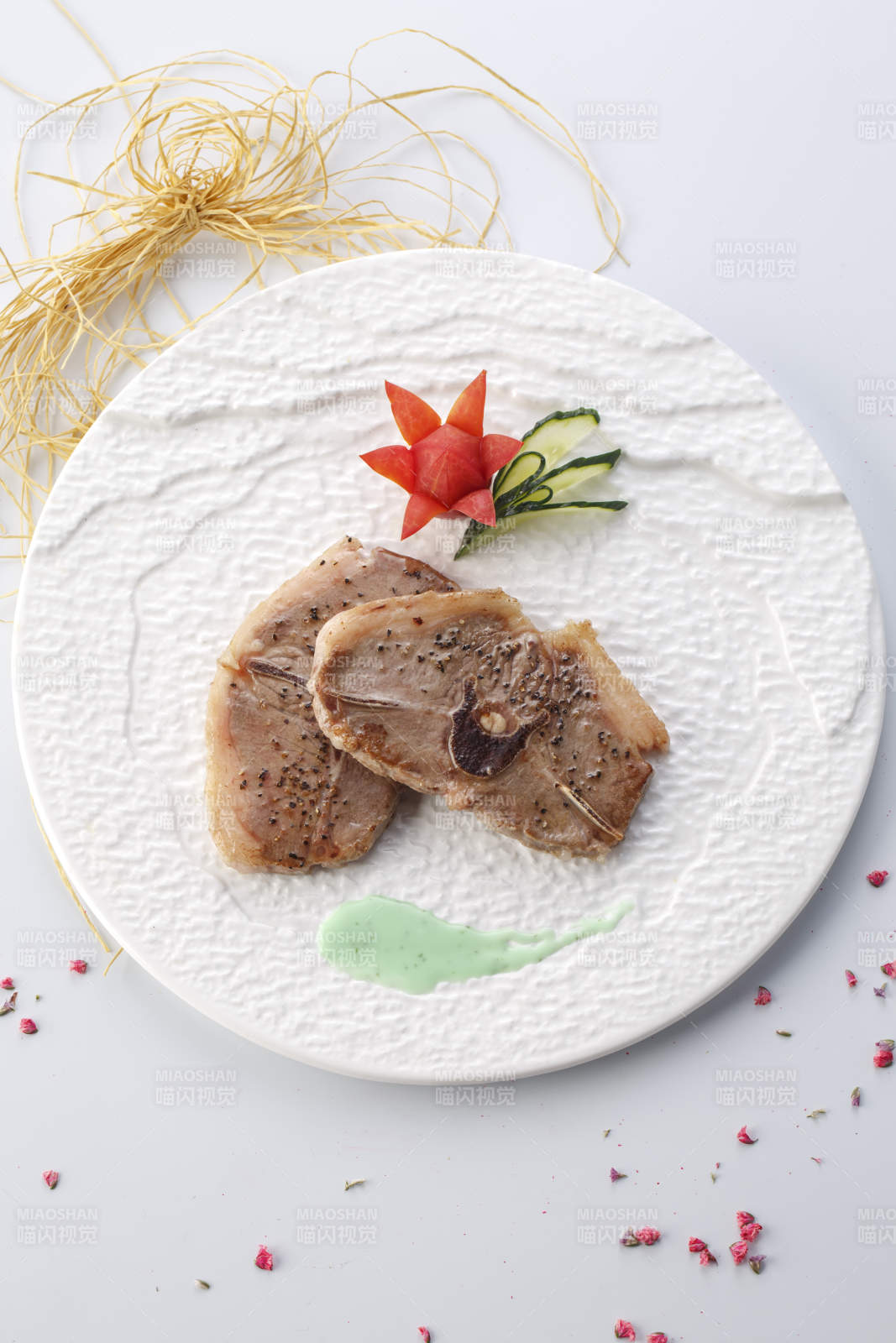 精美餐具装的法式铁板蝴蝶羊排-摄影图