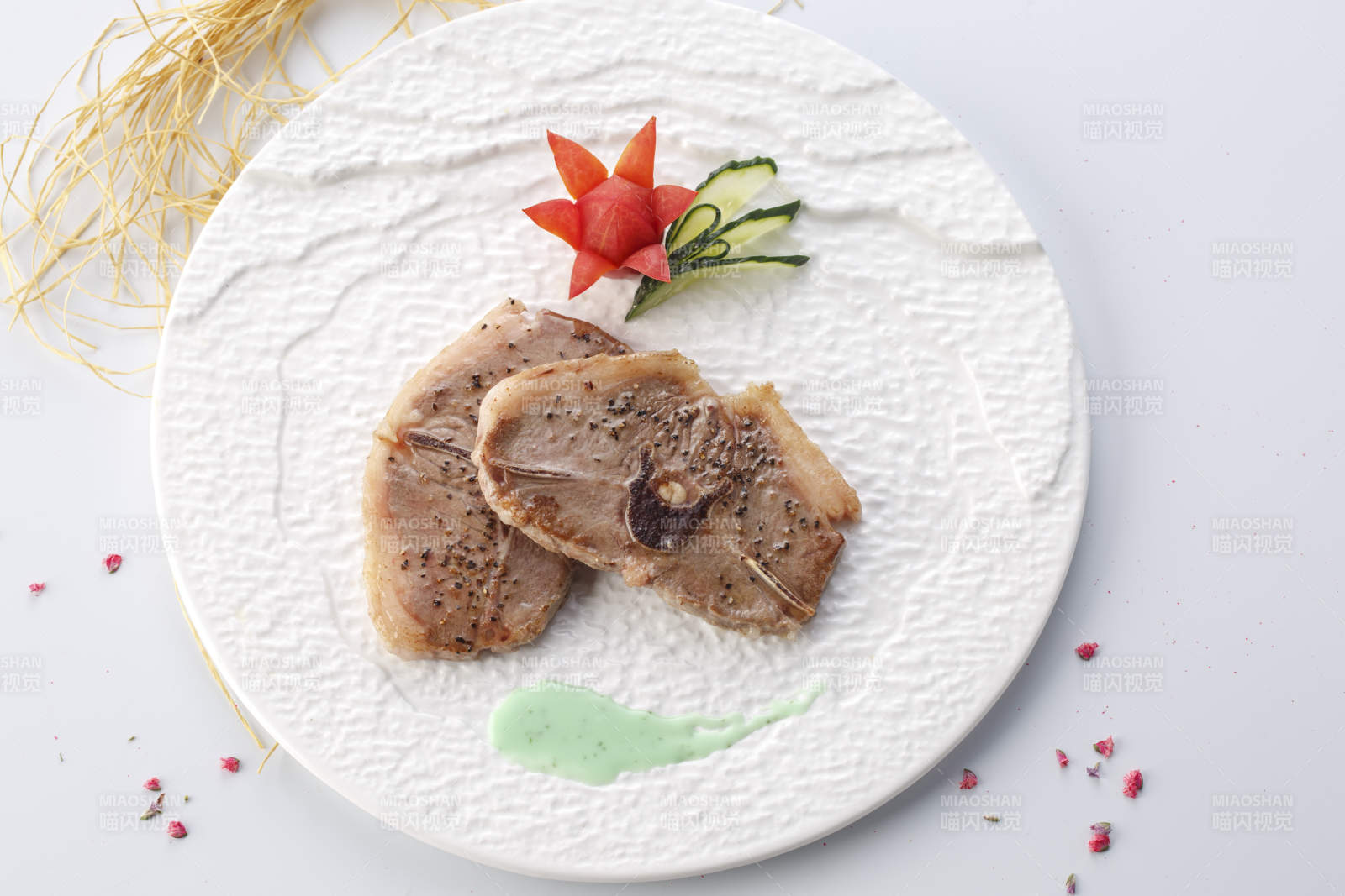 精美餐具装的法式铁板蝴蝶羊排-摄影图