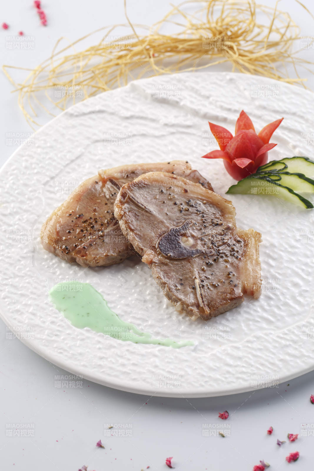 精美餐具装的法式铁板蝴蝶羊排-摄影图