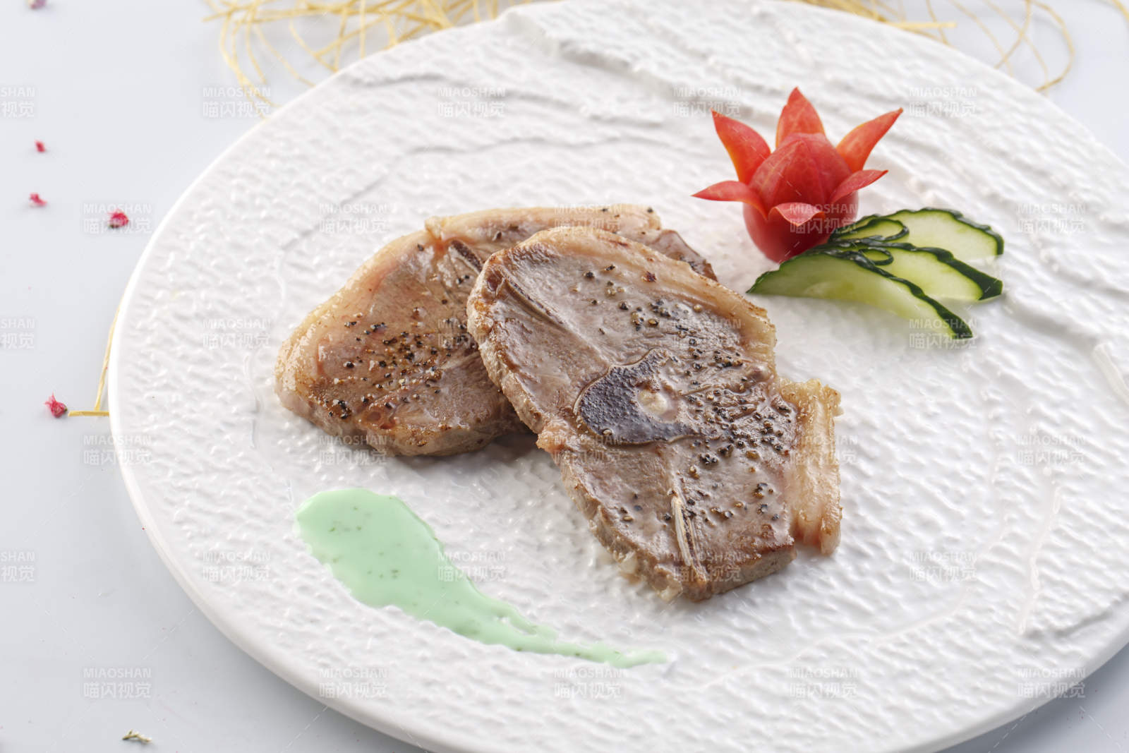 精美餐具装的法式铁板蝴蝶羊排-摄影图