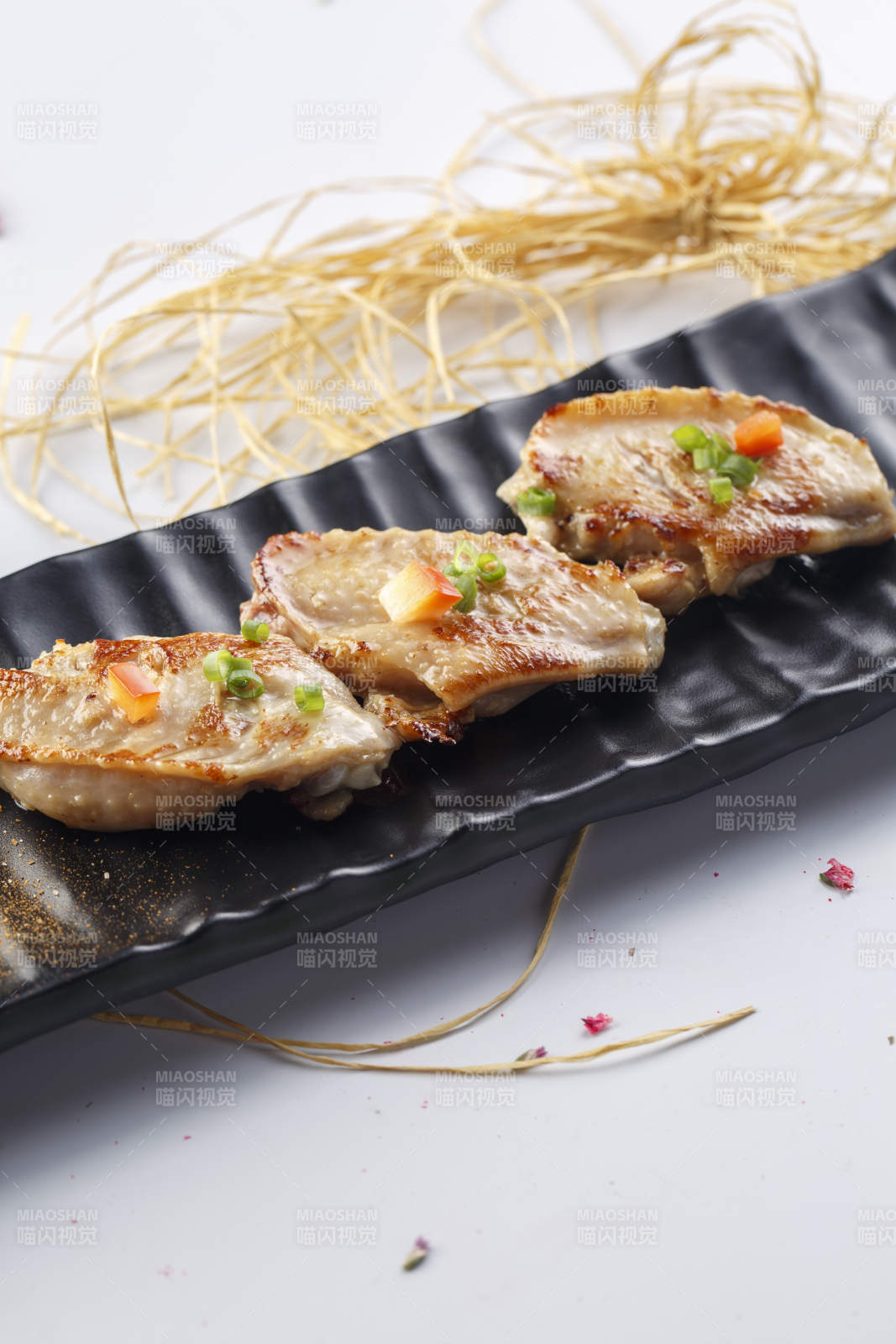 精美餐具装的法式铁板奥尔良煎鸡翅-摄影图