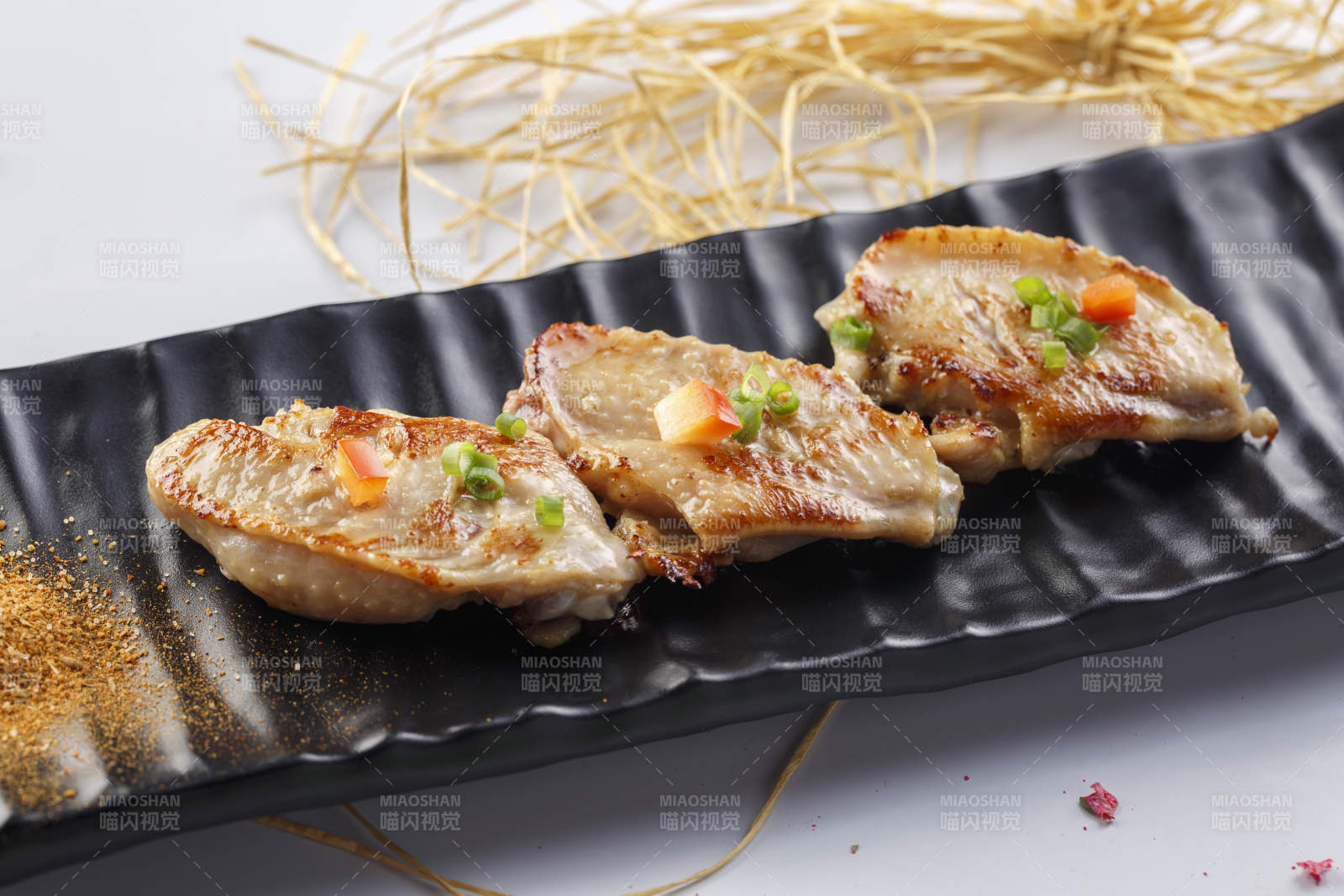 精美餐具装的法式铁板奥尔良煎鸡翅-摄影图