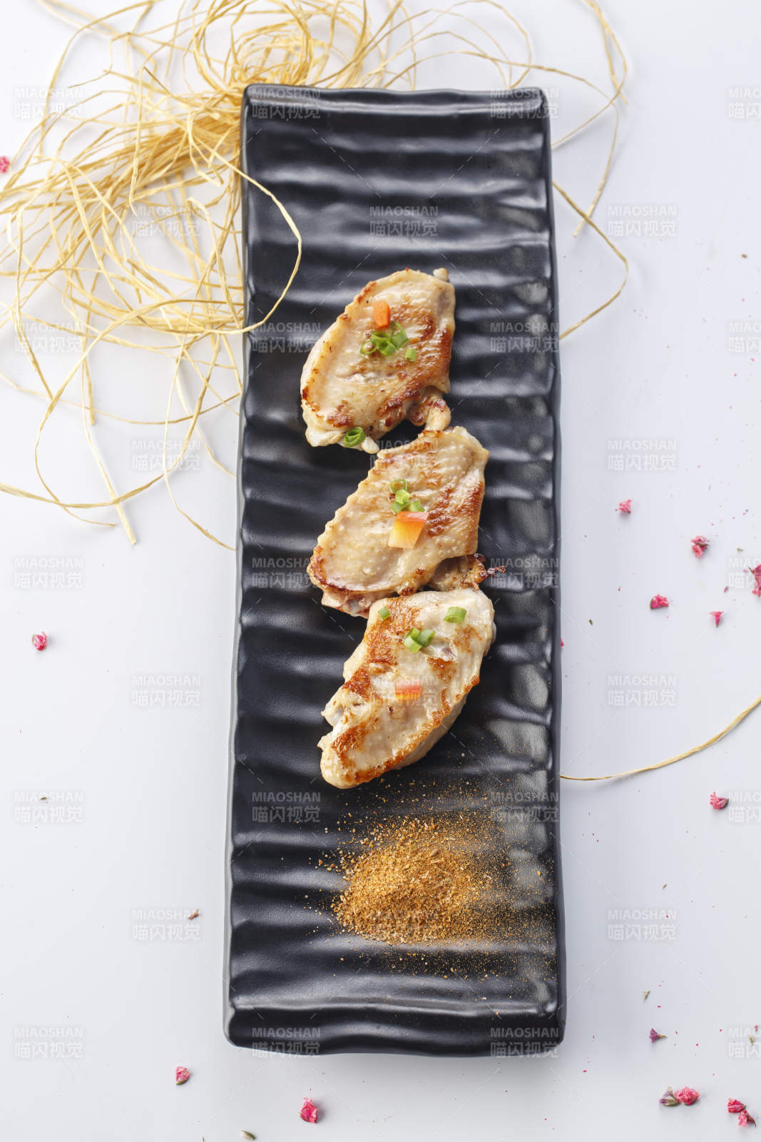 精美餐具装的法式铁板奥尔良煎鸡翅-摄影图