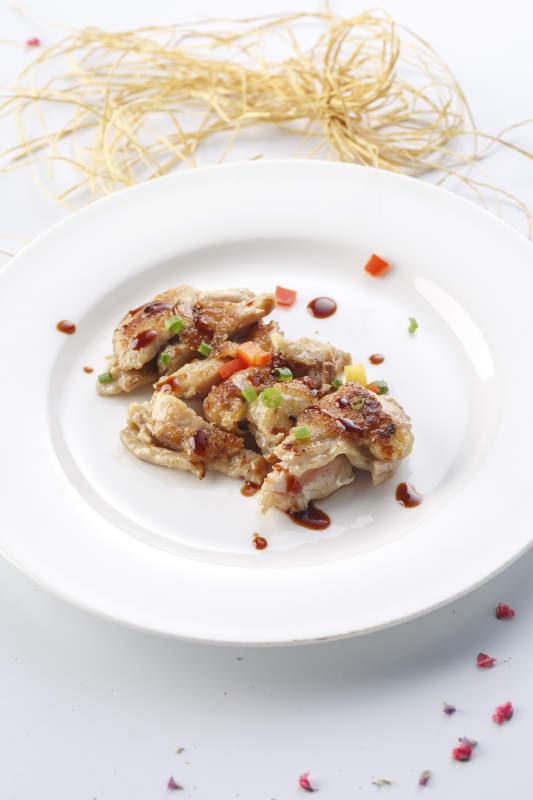 精美餐具装的法式铁板脆皮鸡